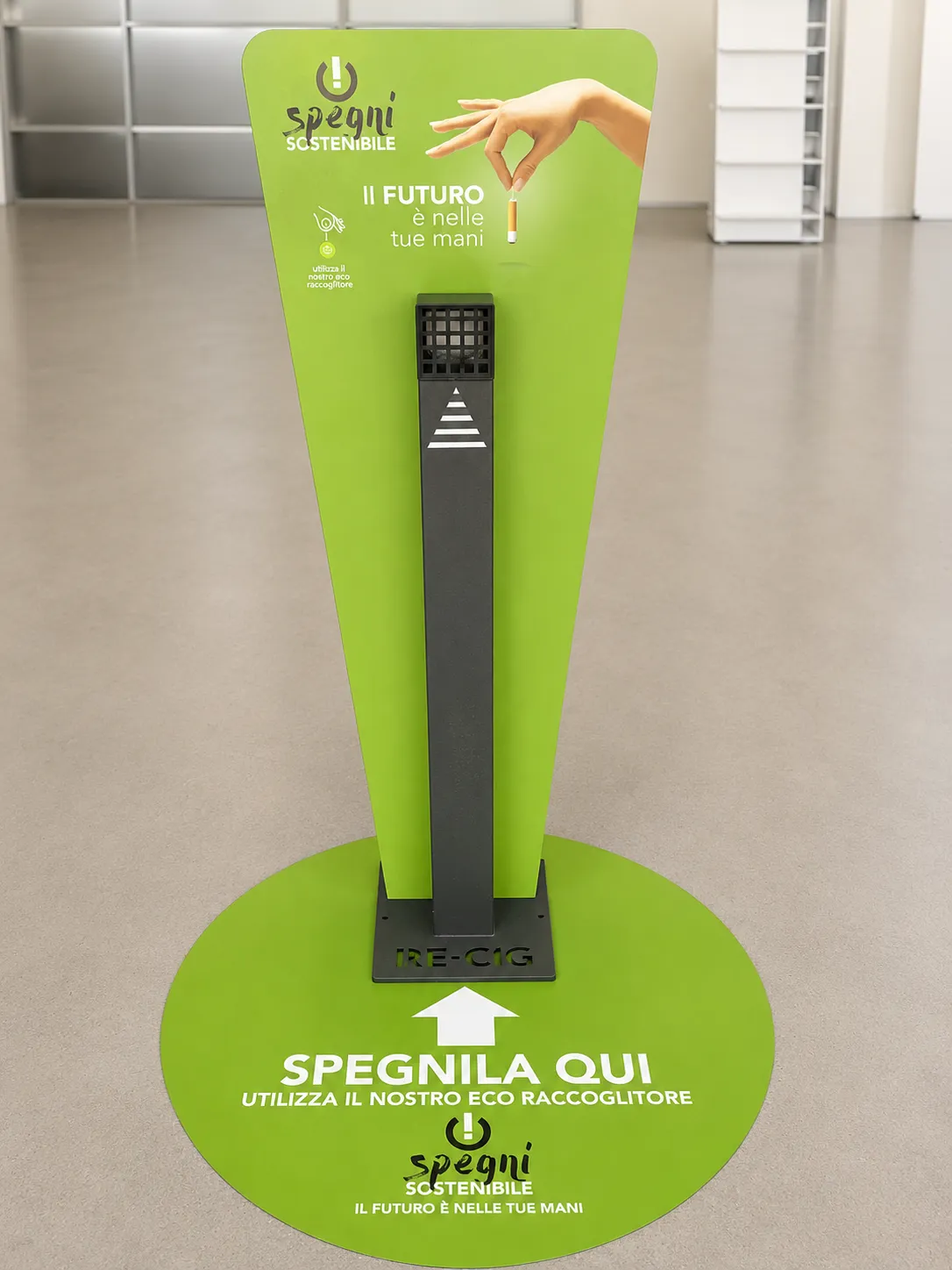 Totem raccoglitore personalizzato con adesivo a pavimento