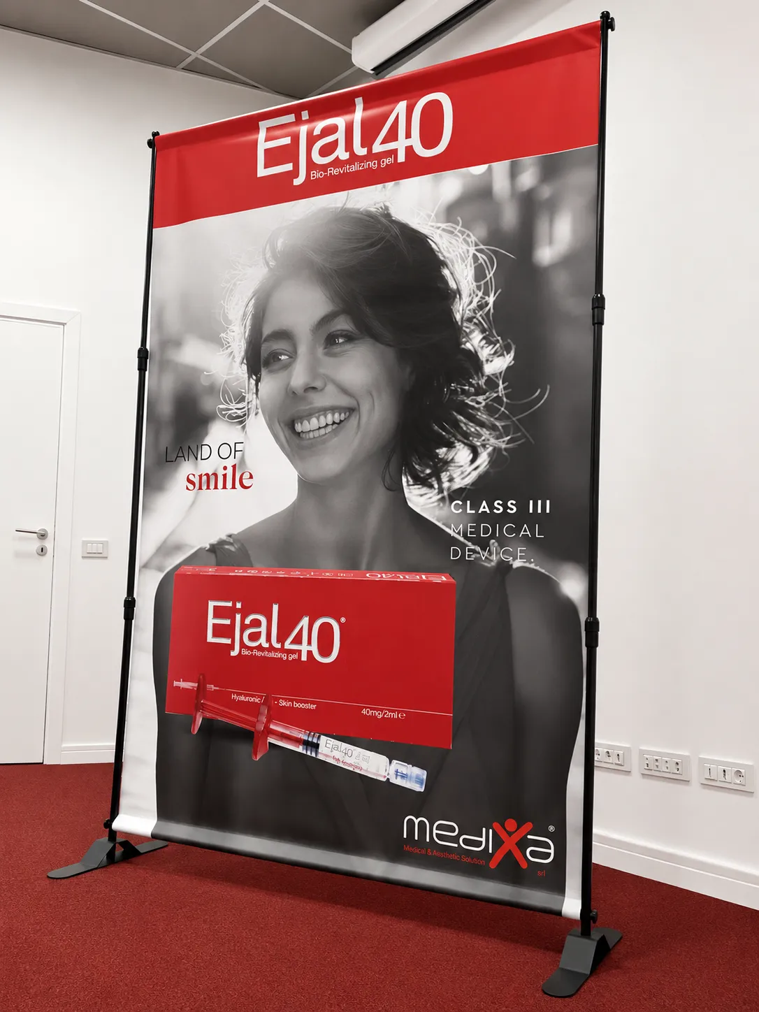 Espositore da terra con banner pubblicitario