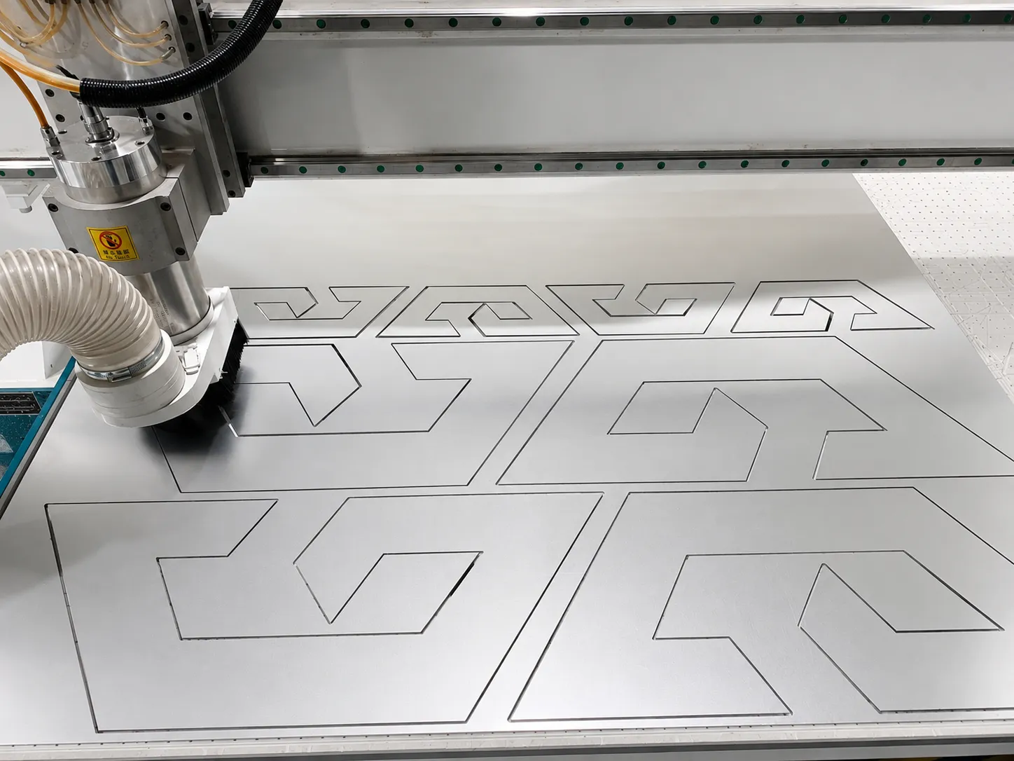 Fresatrice CNC al lavoro su pannello