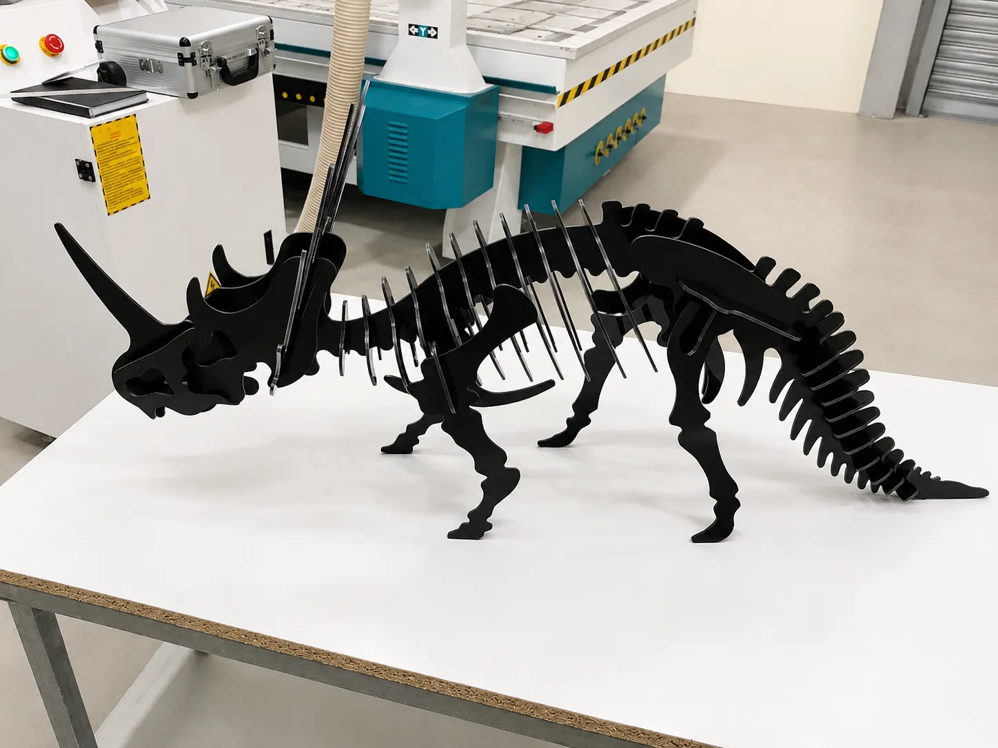 Modello di dinosauro a incastro fresato