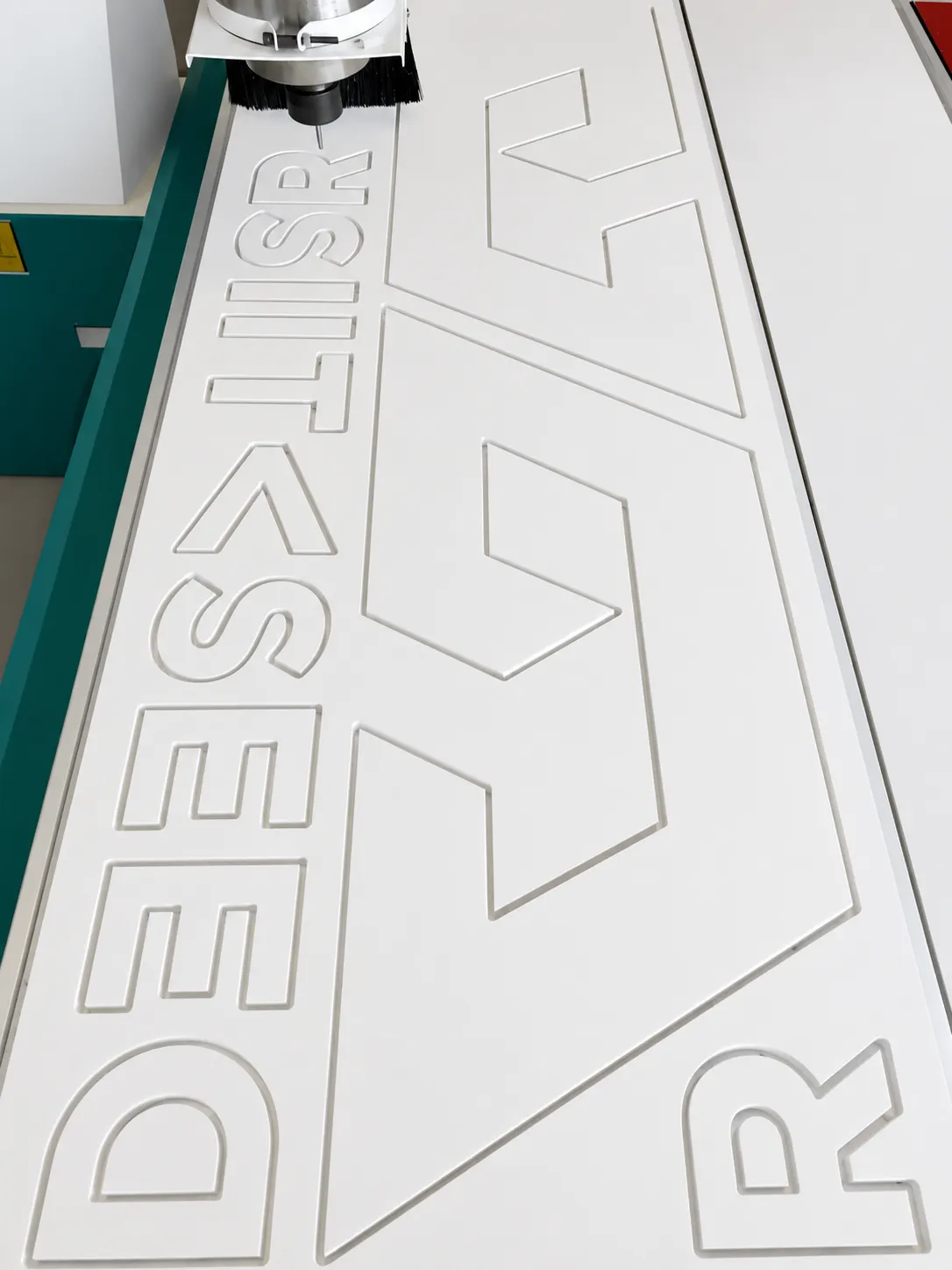 Lettere incise con fresatura CNC su pannello