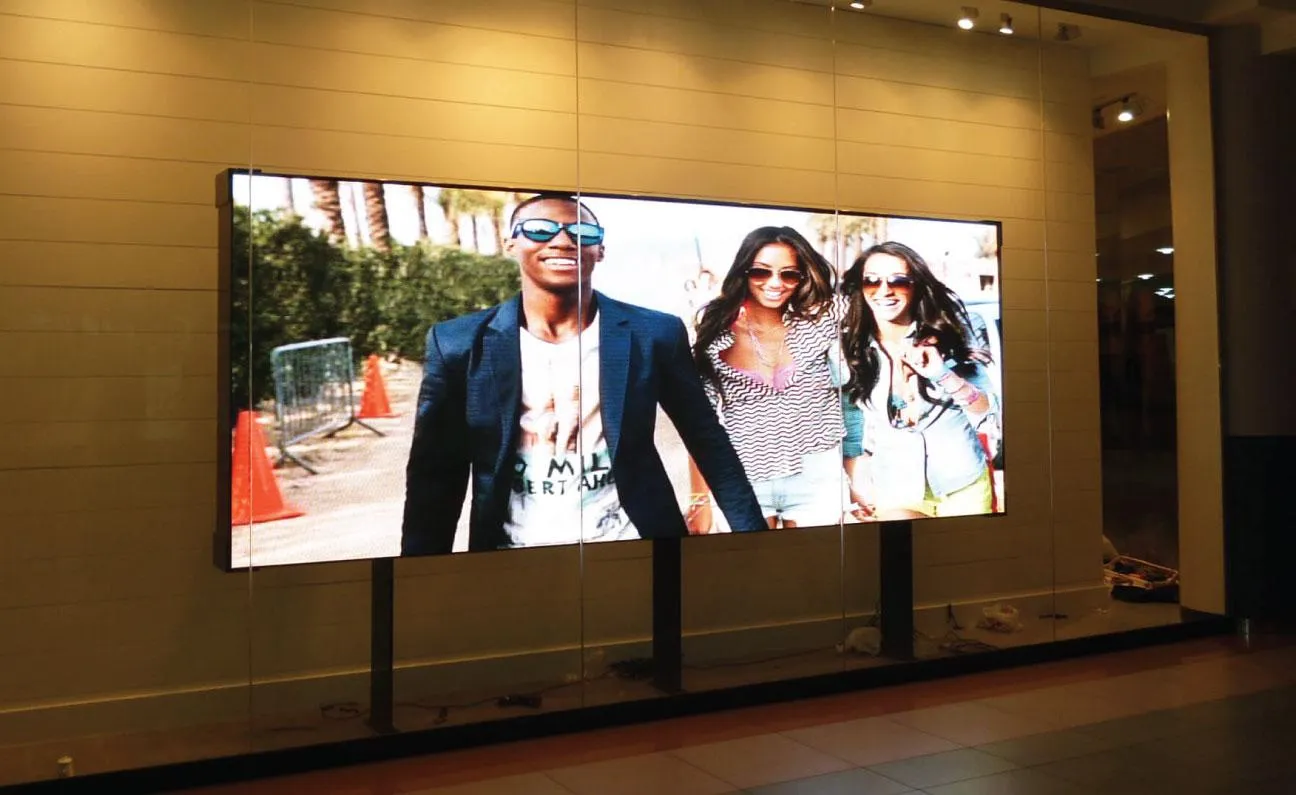 LEDwall in vetrina con contenuti pubblicitari