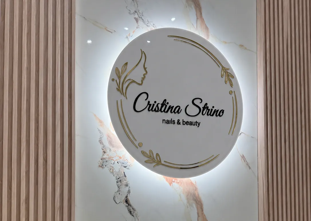 Insegna circolare retroilluminata Cristina Strino nails & beauty