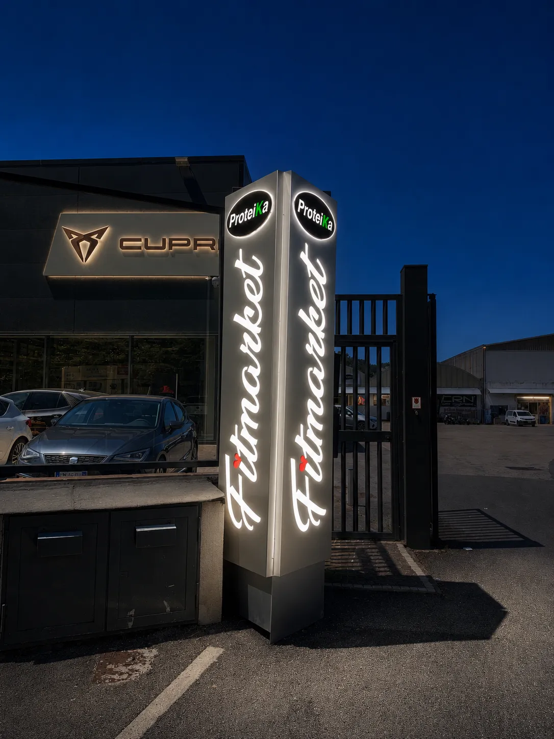 Totem luminoso Filmarket di sera