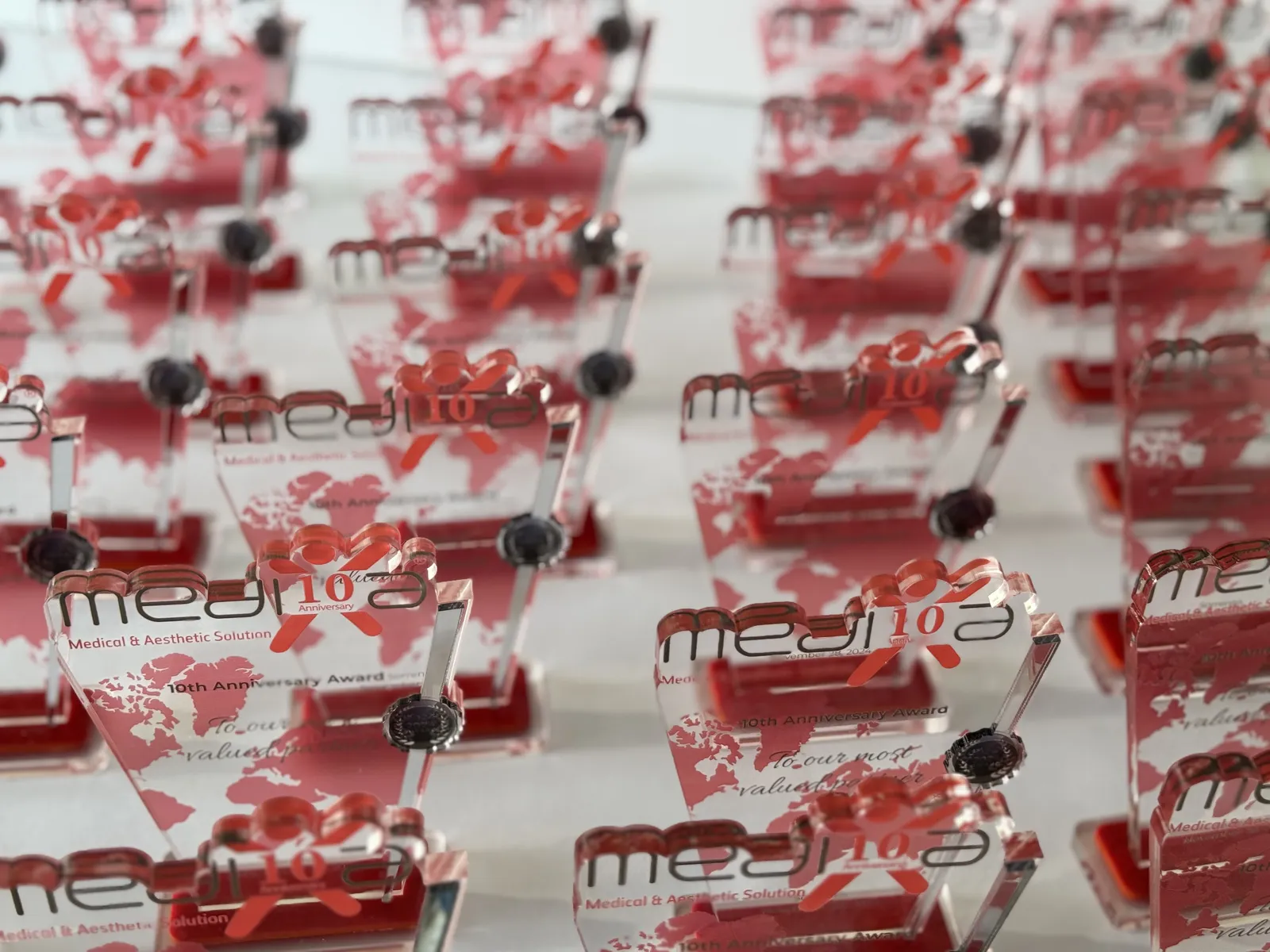 Elementi in plexiglass personalizzati con logo