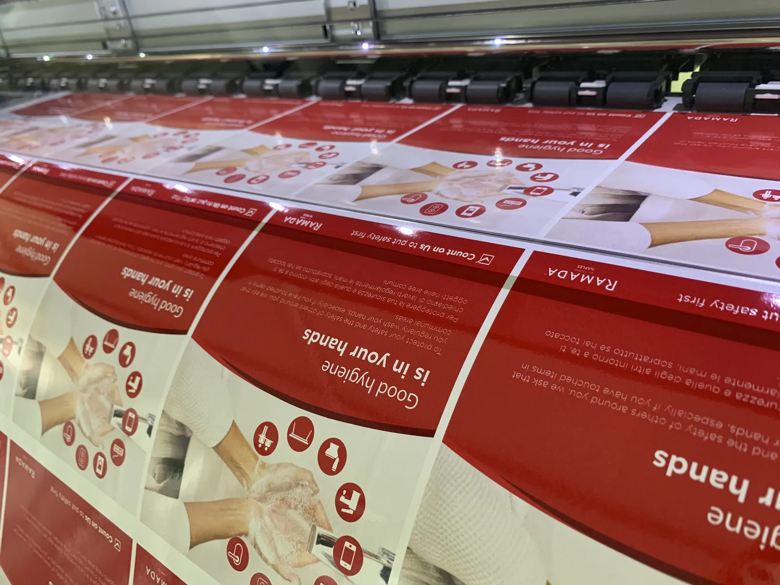 Fogli stampati in produzione nel reparto di stampa digitale