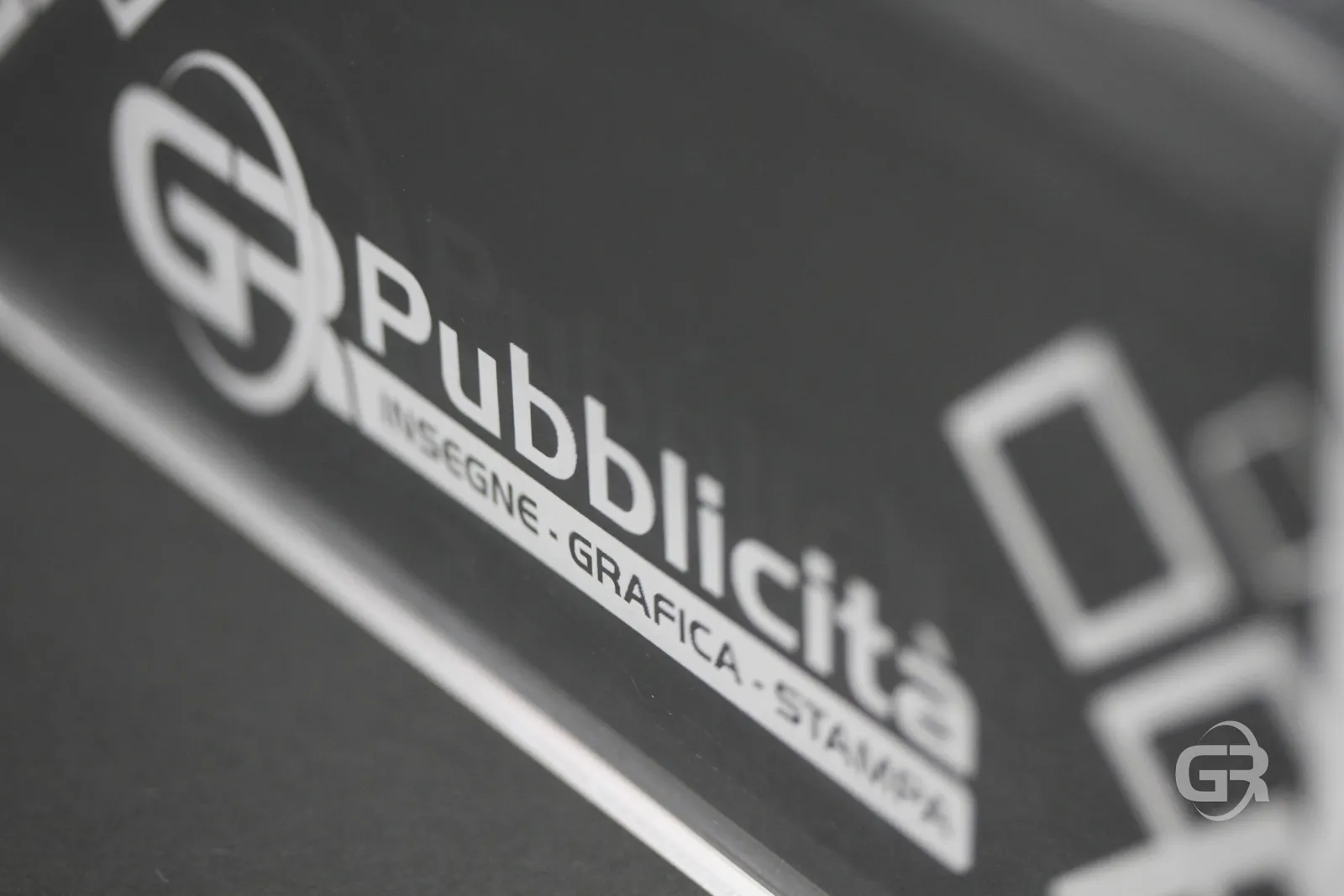 Logo GR Pubblicità inciso al laser su plexiglass