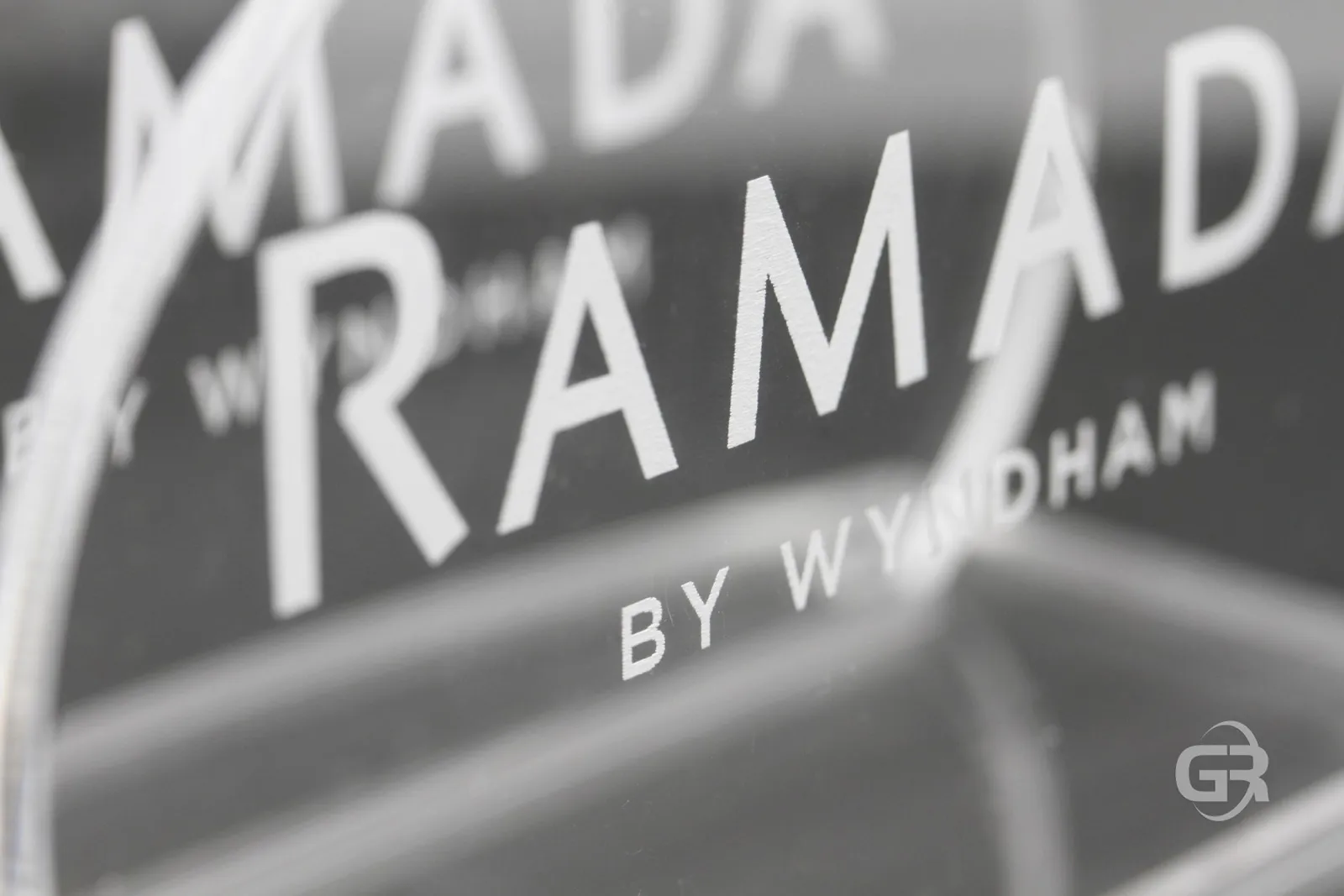 Logo Ramada inciso al laser