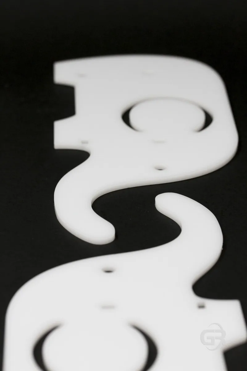Forme in plexiglass bianco tagliate al laser